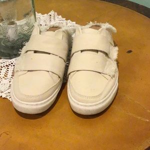 ❤️$5❤️  U. T. beige canvas slides with fringe
